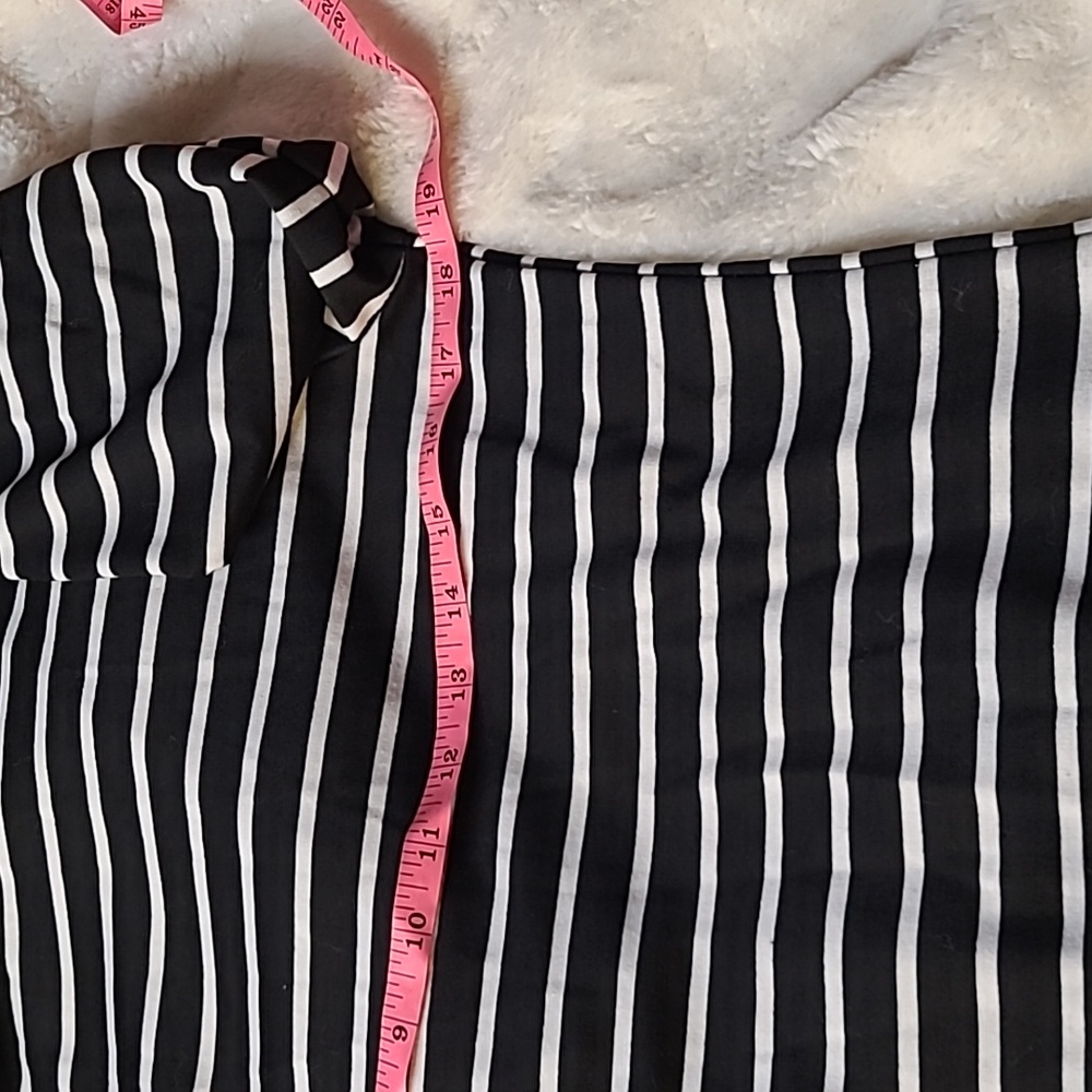 $5🧨 CO. WEAR Horizontal Striped Sweater Black & White - Picture 10 of 16